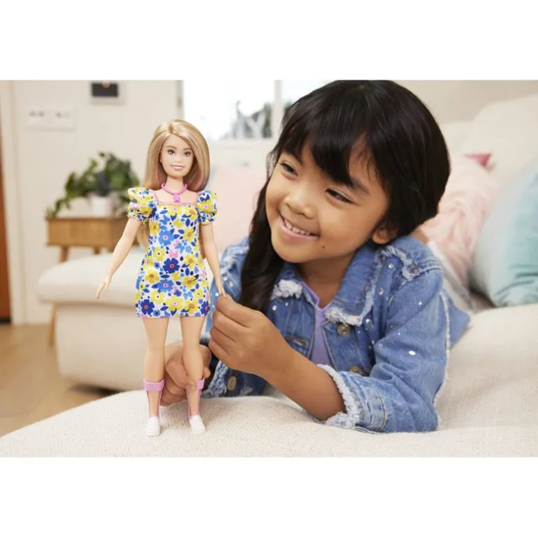 Barbie Fashionistas Dukke - Gul og Blå Blomsterkjole HJT05