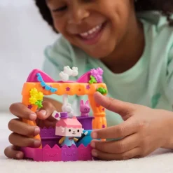 Gabby's Dollhouse Balcony Sett - Baby Box Cat's Talent Show