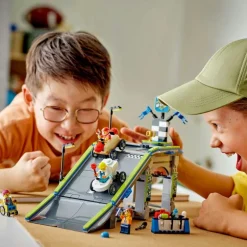 LEGO City - Grenseløs action: Racerbilbane med rampe 60460