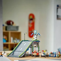 LEGO City - Grenseløs action: Racerbilbane med rampe 60460