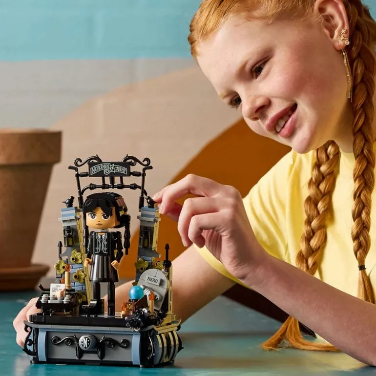 LEGO Wednesday - Figur av Wednesday Addams 76780