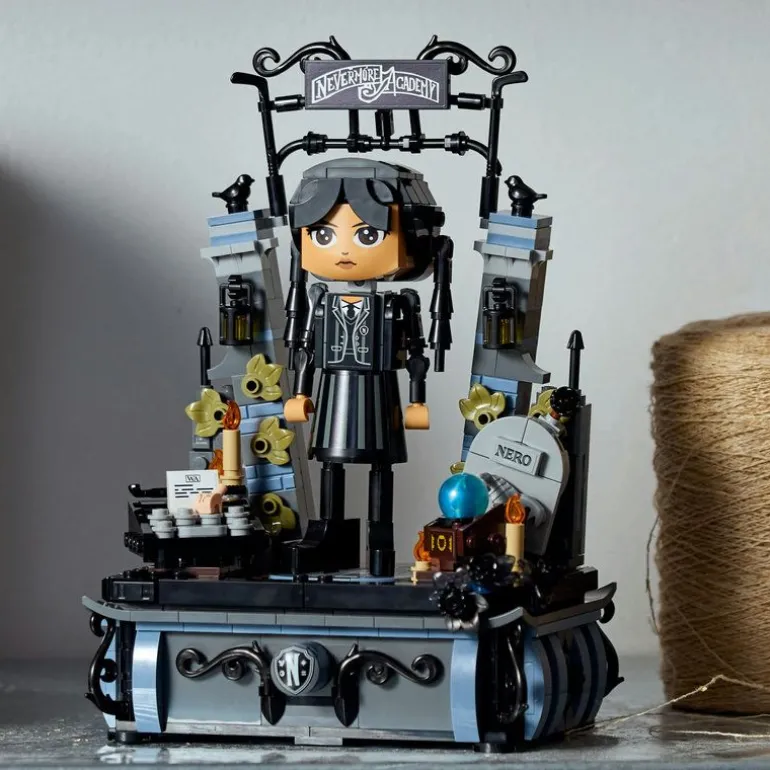 LEGO Wednesday - Figur av Wednesday Addams 76780
